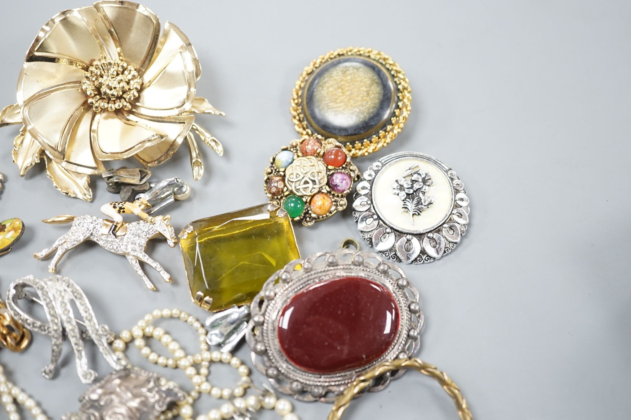 A quantity of assorted costume jewellery.